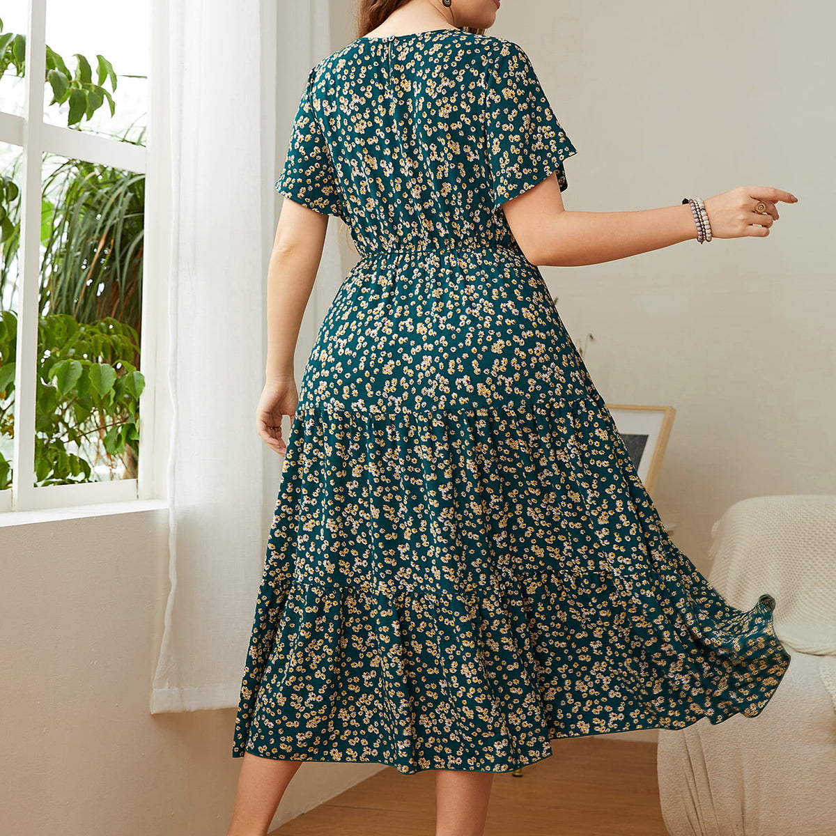 Plus Size Floral Round Neck Short Sleeve Midi Dress